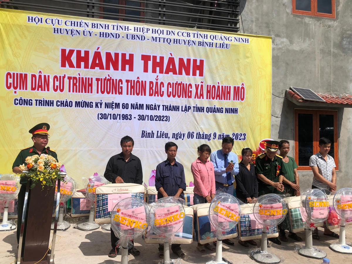 12 hộ dân được trao tặng quạt và chăn.  