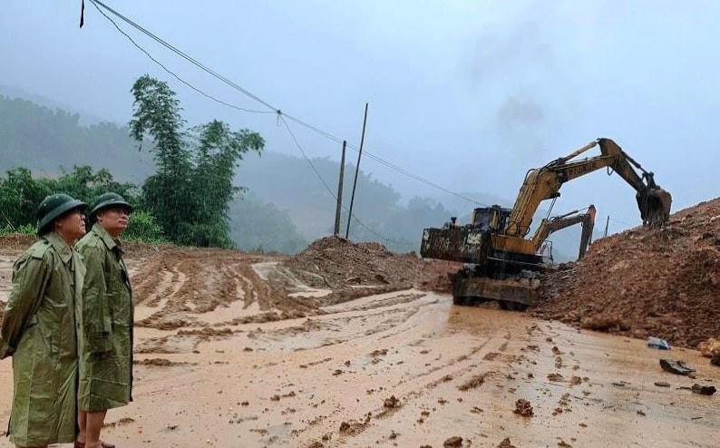 Đất đá đổ ập xuống tuyến QL 15, gây ách tắc giao thông.