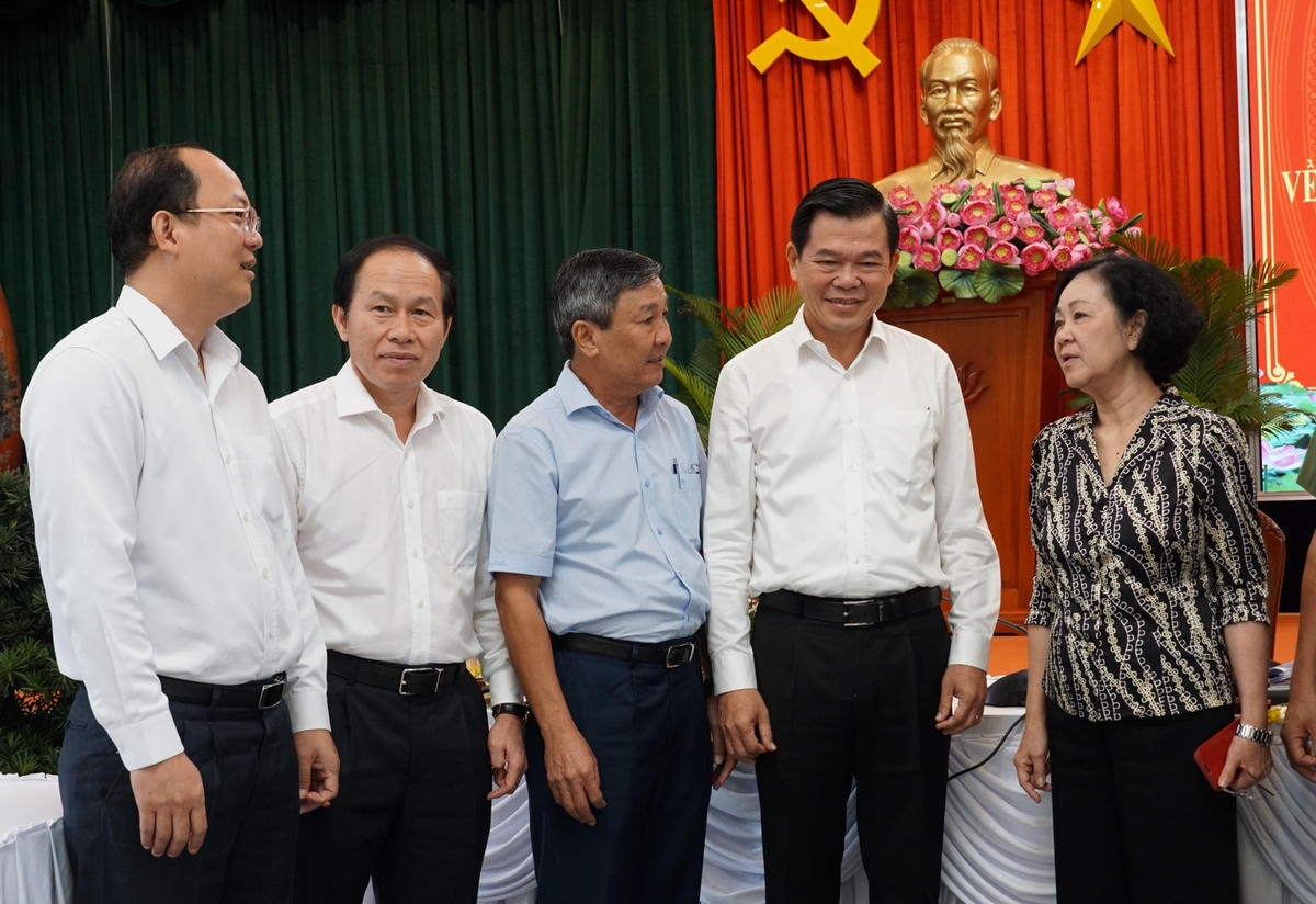 Trưởng ban Tổ chức Trung ương Trương Thị Mai trao đổi với các đại biểu tại hội nghị.