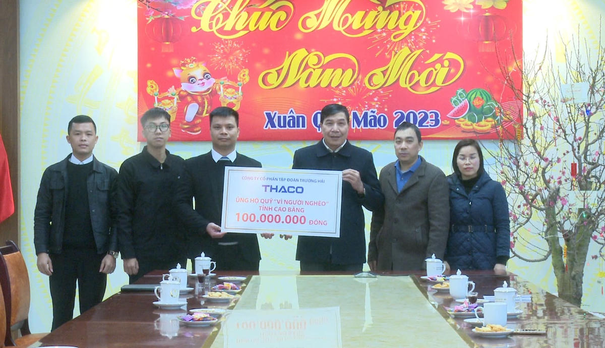 Đại diện Ủy ban MTTQ tỉnh Cao Bằng tiếp nhận ủng hộ Quỹ “Vì người nghèo” năm 2022.