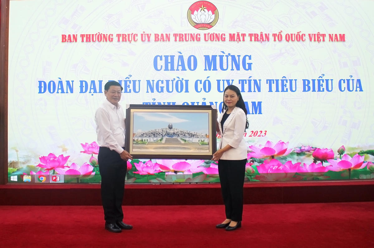 Ông Lê Thái Bình, Phó Chủ tịch Ủy ban MTTQ tỉnh Quảng Nam tặng tranh lưu niệm cho UBTƯ MTTQ Việt Nam.