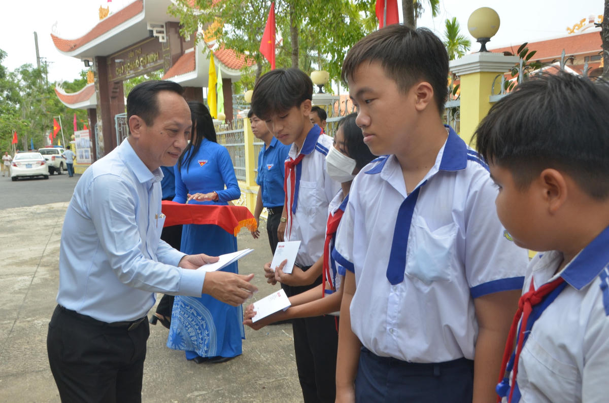 Chủ tịch UBND tỉnh Bạc Liêu Phạm Văn Thiều trao học bổng cho học sinh có hoàn cảnh khó khăn ở huyện Vĩnh Lợi.