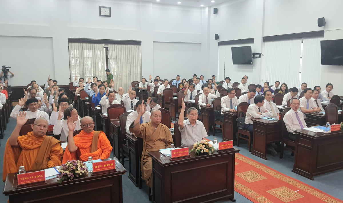 Các đại biểu biểu quyết nhất trí bổ sung 6 Uỷ viên Uỷ ban MTTQ Việt Nam tỉnh, nhiệm kỳ 2019 - 2024.