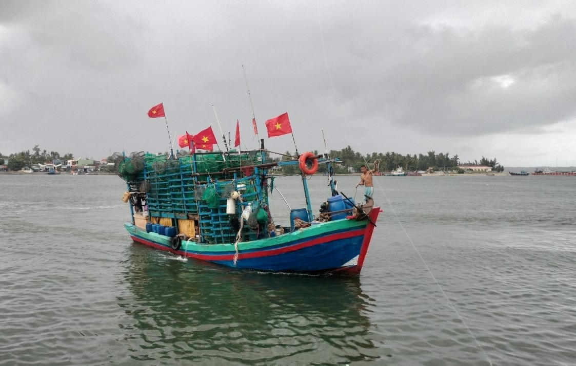 Tàu thuyền huyện Núi Thành vào cảng Tam Quang trú bão.