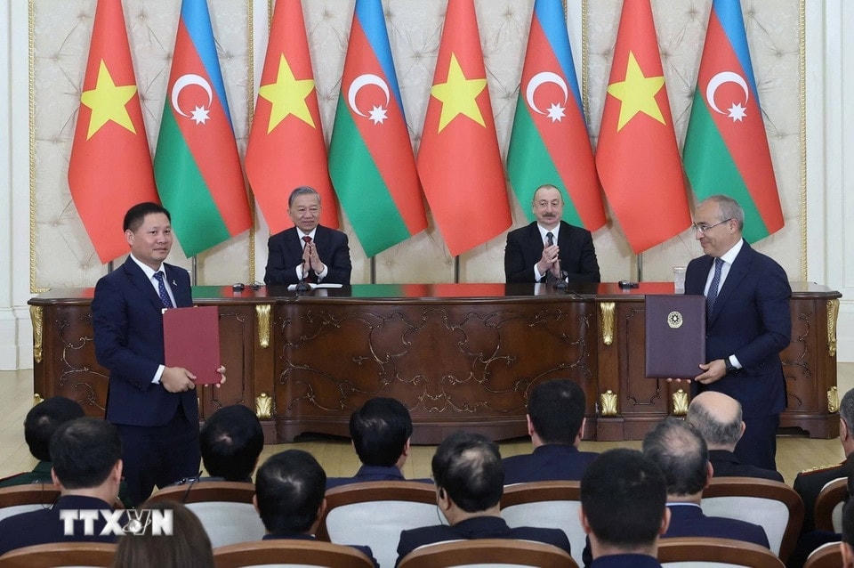 Tổng Bí thư Tô Lâm và Tổng thống Azerbaijan Ilham Aliyev chứng kiến Lễ trao văn kiện hợp tác giữa hai nước. (Ảnh: Thống Nhất/TTXVN)