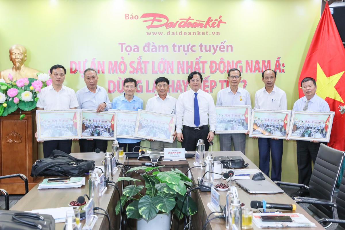 Nhà báo Lê Anh Đạt cùng các vị khách mời tại Tọa đàm. Ảnh: Quang Vinh.