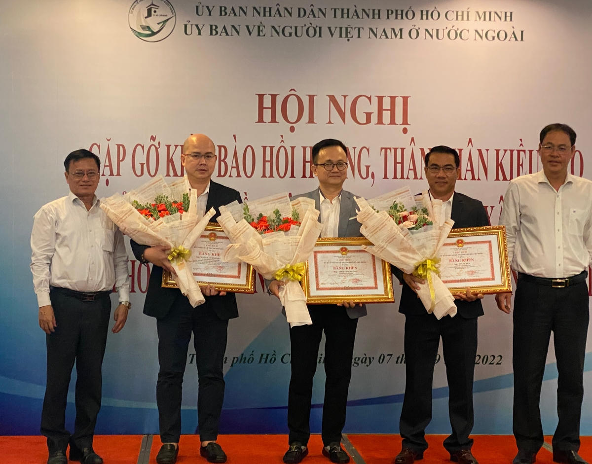 Đại diện Ủy ban MTTQ Việt Nam và Ủy ban về Người Việt Nam ở nước ngoài Thành phố, trao Bằng khen của UBND Thành phố cho các kiều bào có những đóng góp tích cực trong công tác phòng, chống dịch Covid-19 tại TP HCM.