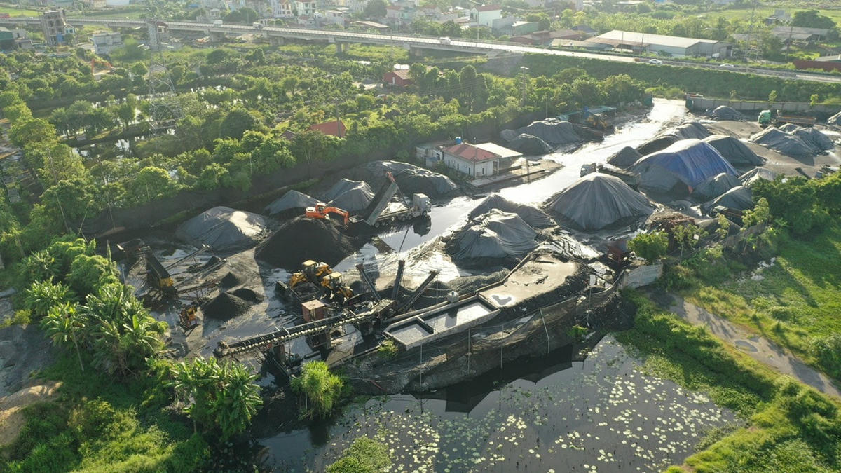 Bãi than gây ô nhiễm môi trường.