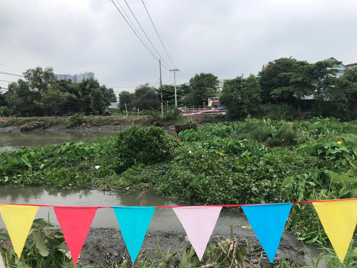 Bị chia cắt hoàn toàn, người qua cầu buộc phải quay sang hướng đi khác.  