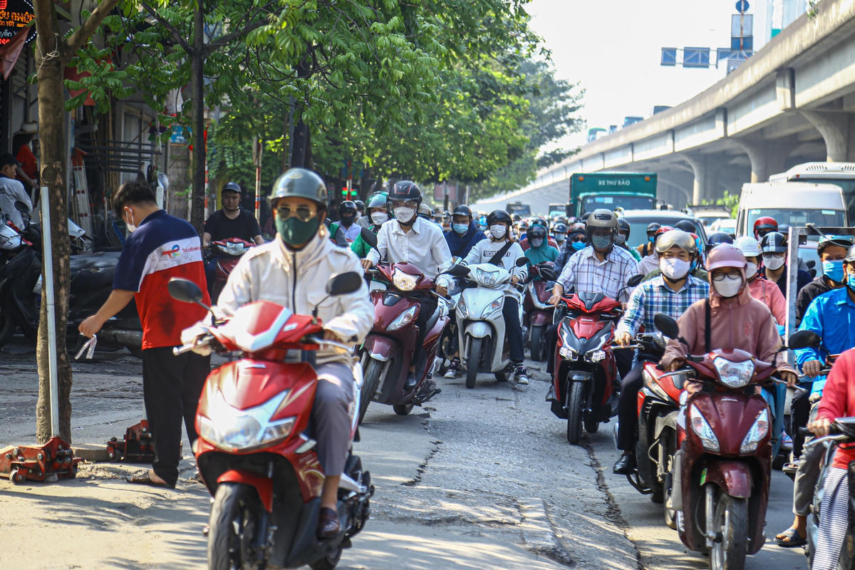 Lượng phương tiện tràn về đường Nguyễn Xiển (khu vực nút giao Nguyễn Xiển - Nguyễn Trãi) khiến giao thông liên tục ùn ứ.