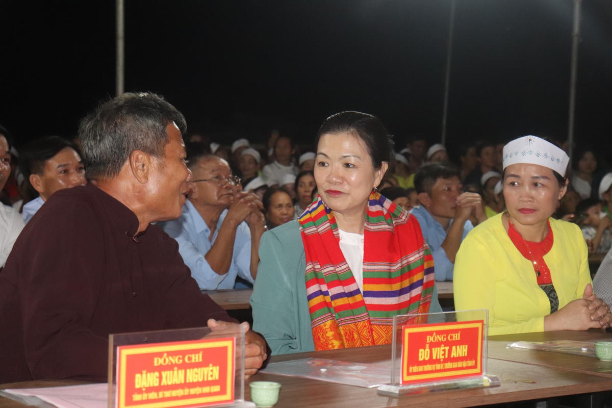 Phó Chủ tịch UBTƯ MTTQ Việt Nam Trương Thị Ngọc Ánh ân cần hỏi thăm các già làng, người có uy tín ở bản Ao Lươn.
