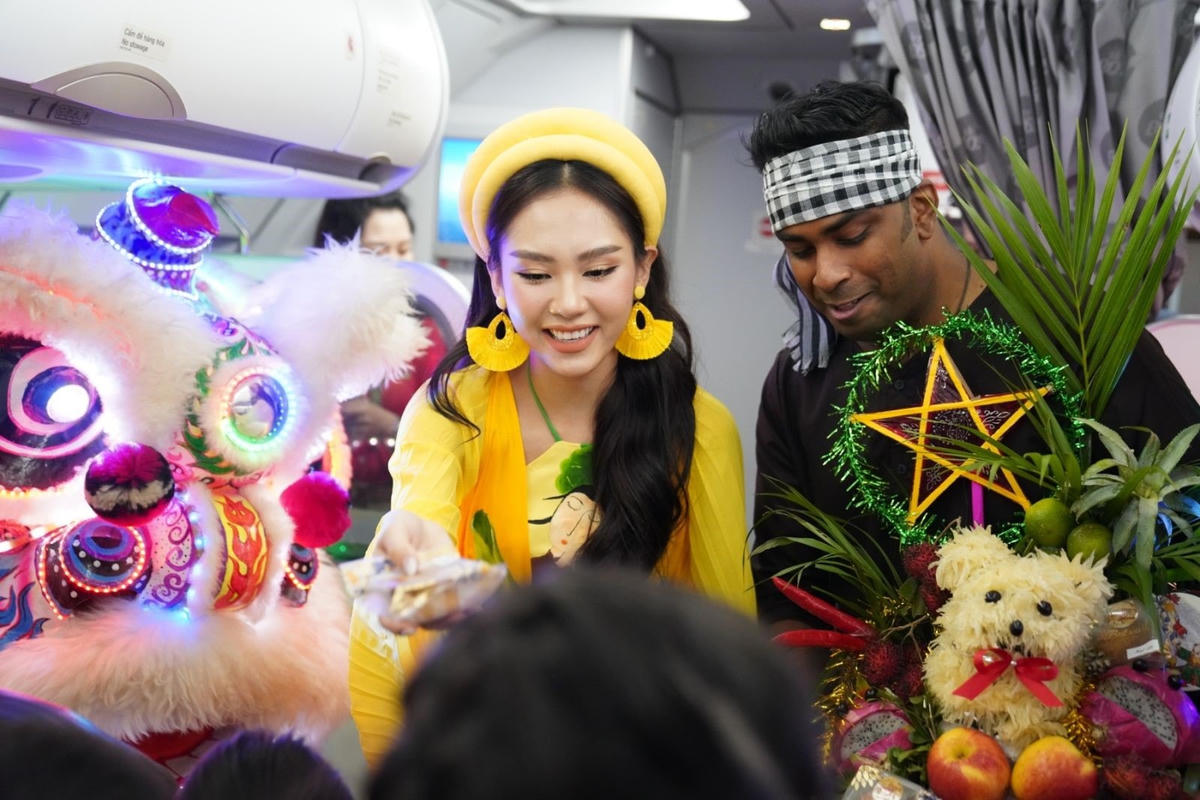 Bay Vietjet vui Tết Trung Thu tưng bừng cùng Hoa hậu Thế giới Việt Nam 2022 Huỳnh Nguyễn Mai Phương