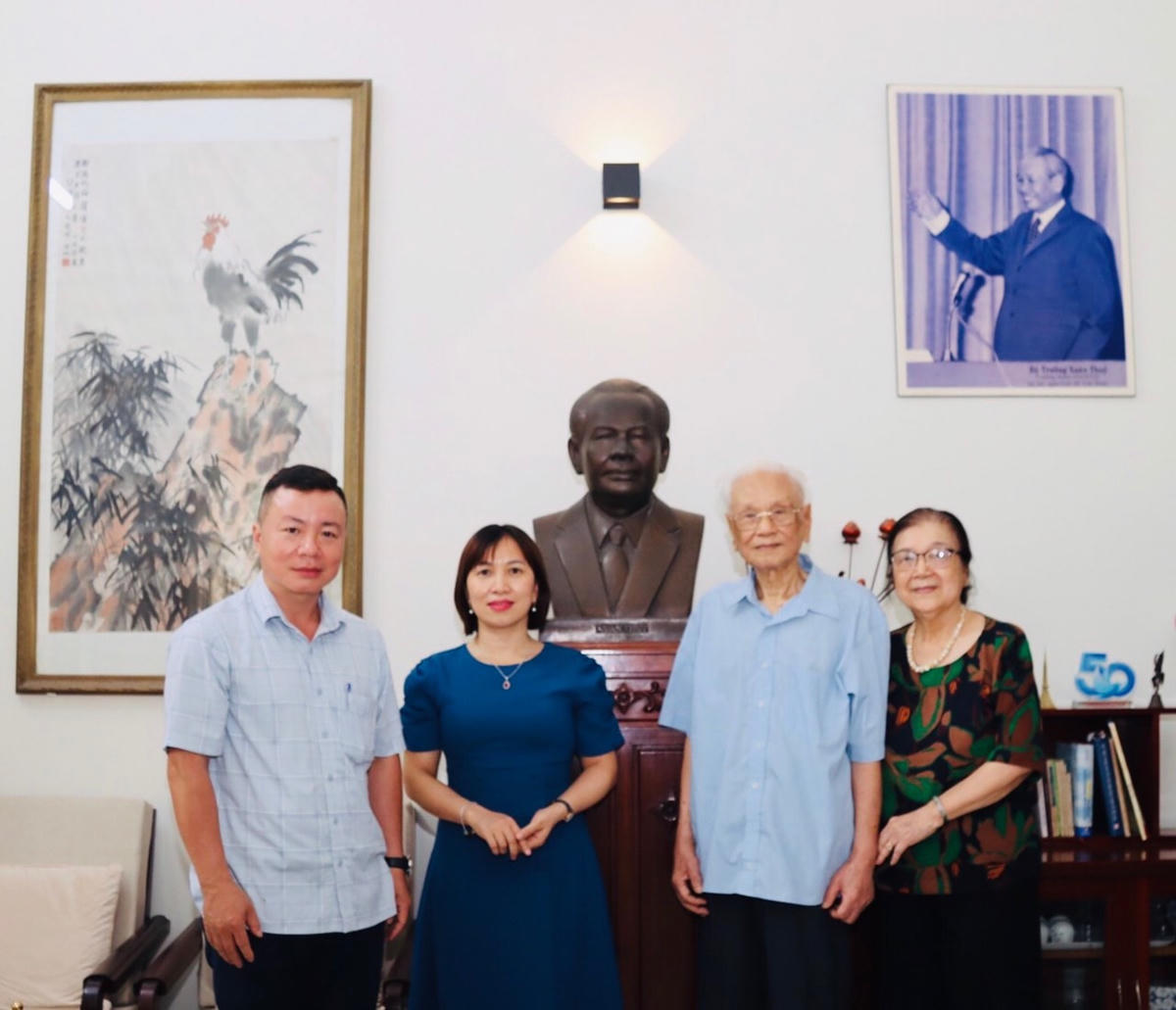 Lãnh đạo Trung tâm Bồi dưỡng cán bộ và nghiên cứu Khoa học MTTQ Việt Nam thăm gia đình đồng chí Xuân Thủy.