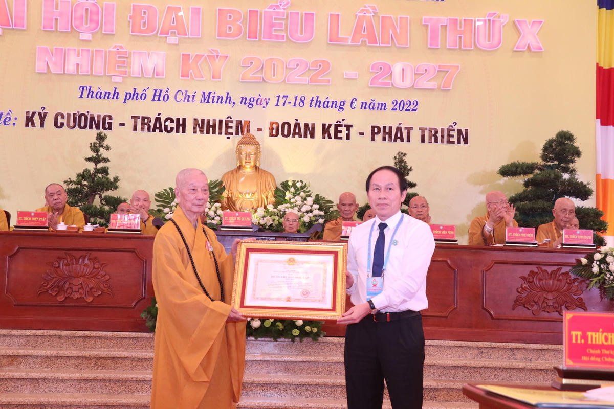 Ông Lê Tiến Châu trao Huân chương Độc lập hạng Nhất tặng Hòa thượng Thích Trí Quảng.