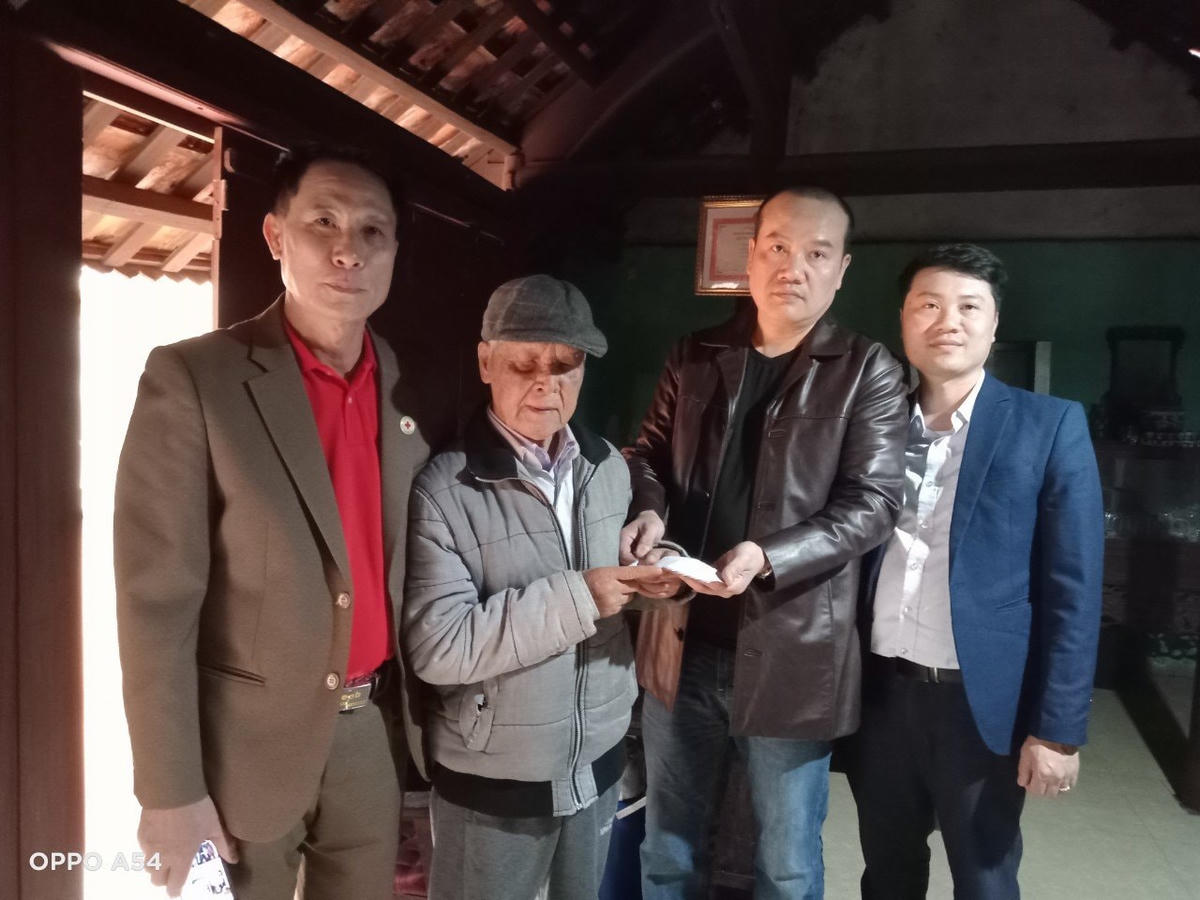 Đại diện Hội Thân nhân Việt kiều TX Quảng Yên trao quà cho gia đình có hoàn cảnh khó khăn ở khu 2, phường Phong Hải (TX Quảng Yên).