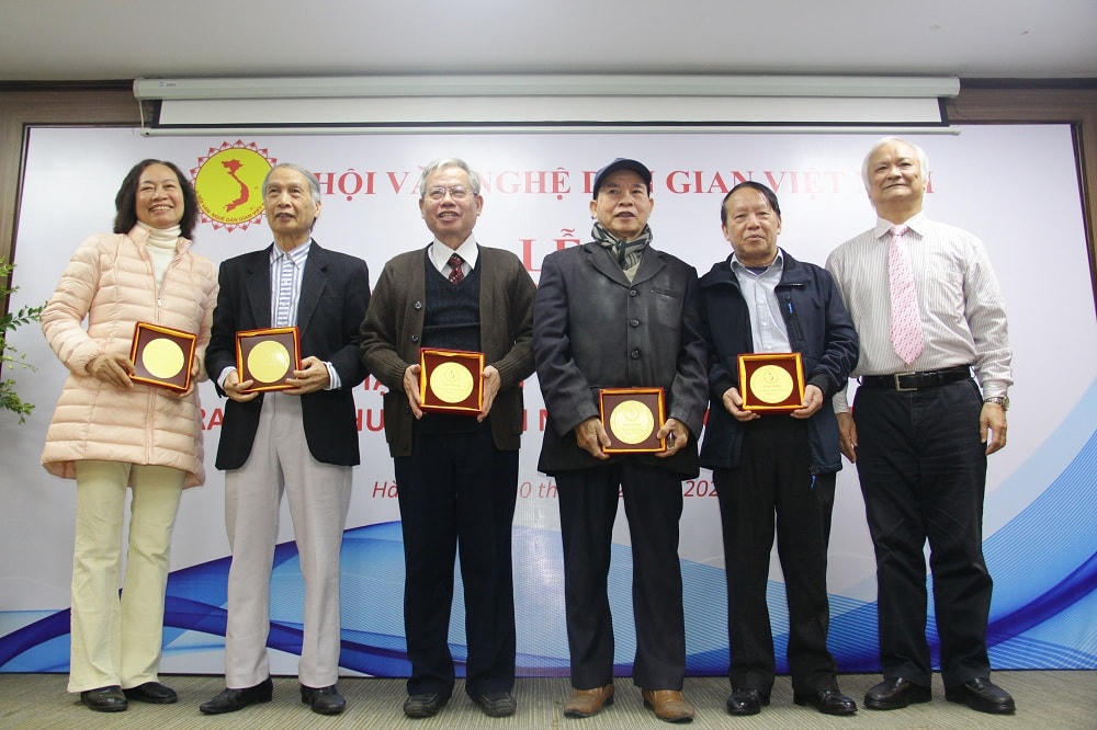 Hội Văn nghệ Dân gian Việt Nam mừng thọ các hội viên cao tuổi năm 2022.