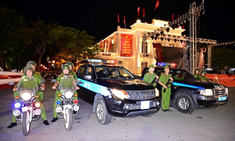Lực lượng chức năng tuần tra, giữ gìn an ninh trật tự các tuyến, địa bàn trọng điểm, phục vụ nhân dân vui chơi, đi lại an toàn, thông suốt. Ảnh: Công an TP Hải Phòng.