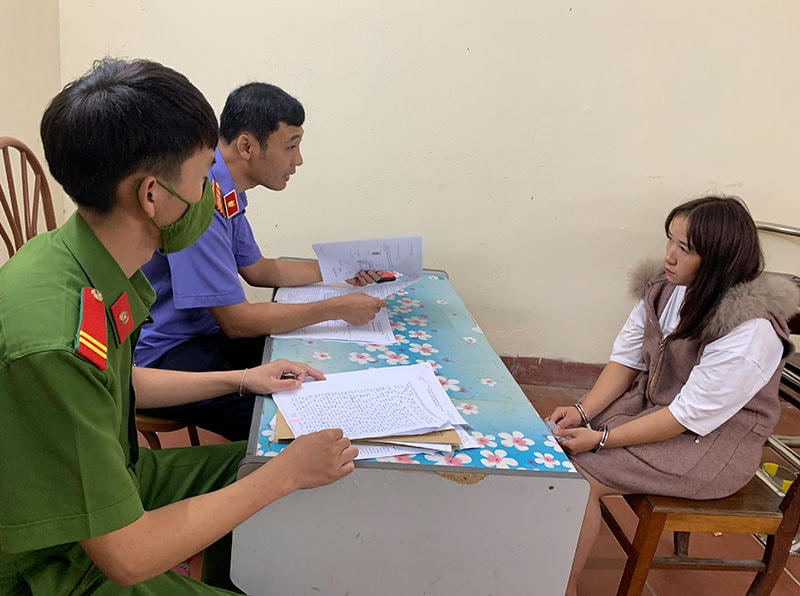 Lực lượng chức năng lấy lời khai của đối tượng Khúa để tiếp tục điều tra, làm rõ các đối tượng khác có tham gia.