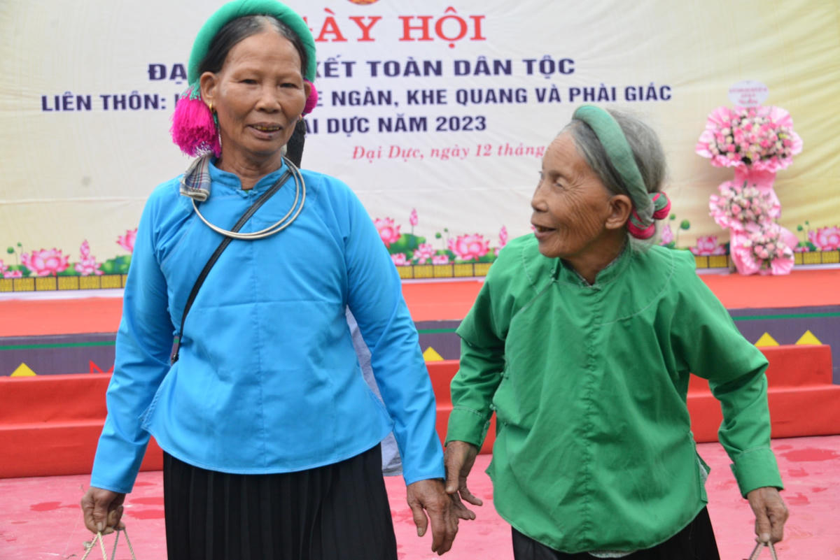 Vừa đi dự Ngày hội Đại đoàn kết, vừa có quà mang về, người dân Đại Dực thêm phấn khởi.