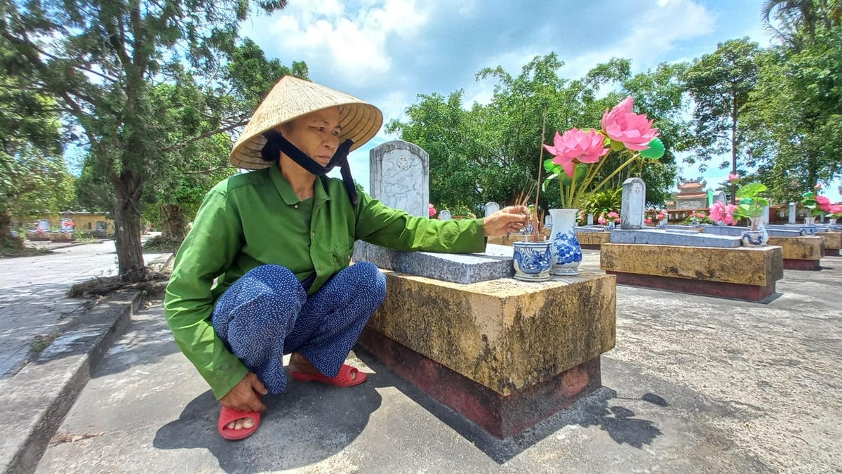 Bà Nguyễn Thị Thiệp cùng chồng chăm sóc Nghĩa trang Liệt sĩ Triệu Trung.