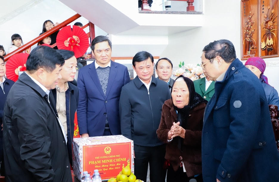 Tại đây, Thủ tướng vui mừng vì khu tái định cư được xây dựng khang trang, đầy đủ hạ tầng.