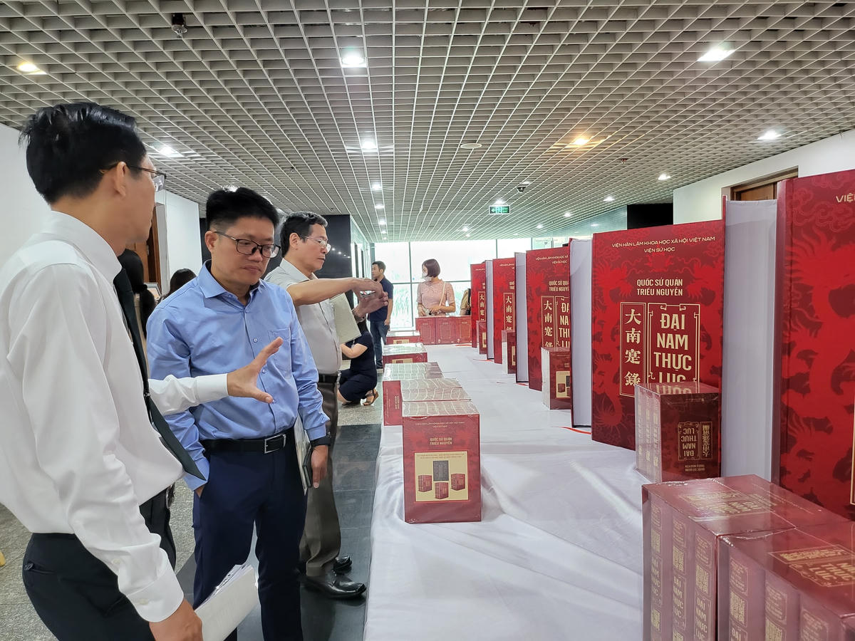 Đại biểu dự lễ ra mắt bộ sách “Đại Nam Thực lục”.