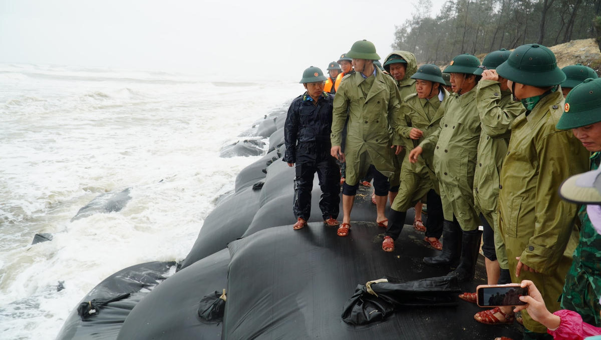 Phó Thủ tướng kiểm tra và chỉ đạo công tác khắc phục sạt lở bờ biển tại xã Phú Thuận, huyện Phú Vang, Thừa Thiên - Huế