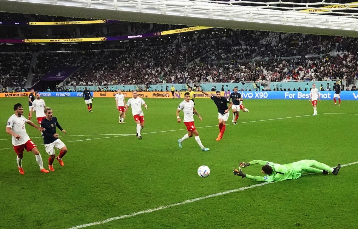 Giroud là người mở tỷ số cho tuyển Pháp.