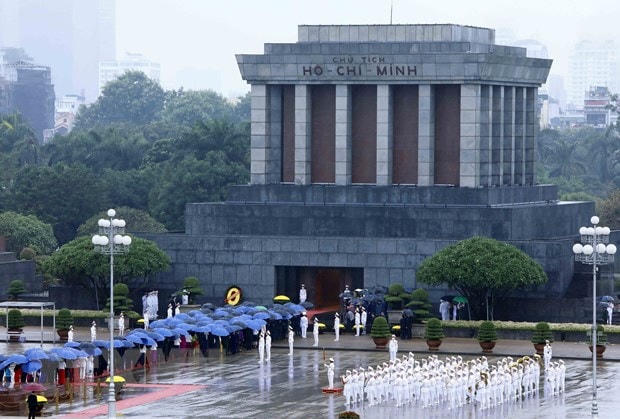Các đại biểu Quốc hội vào Lăng viếng Chủ tịch Hồ Chí Minh. Ảnh: An Đăng/TTXVN.  