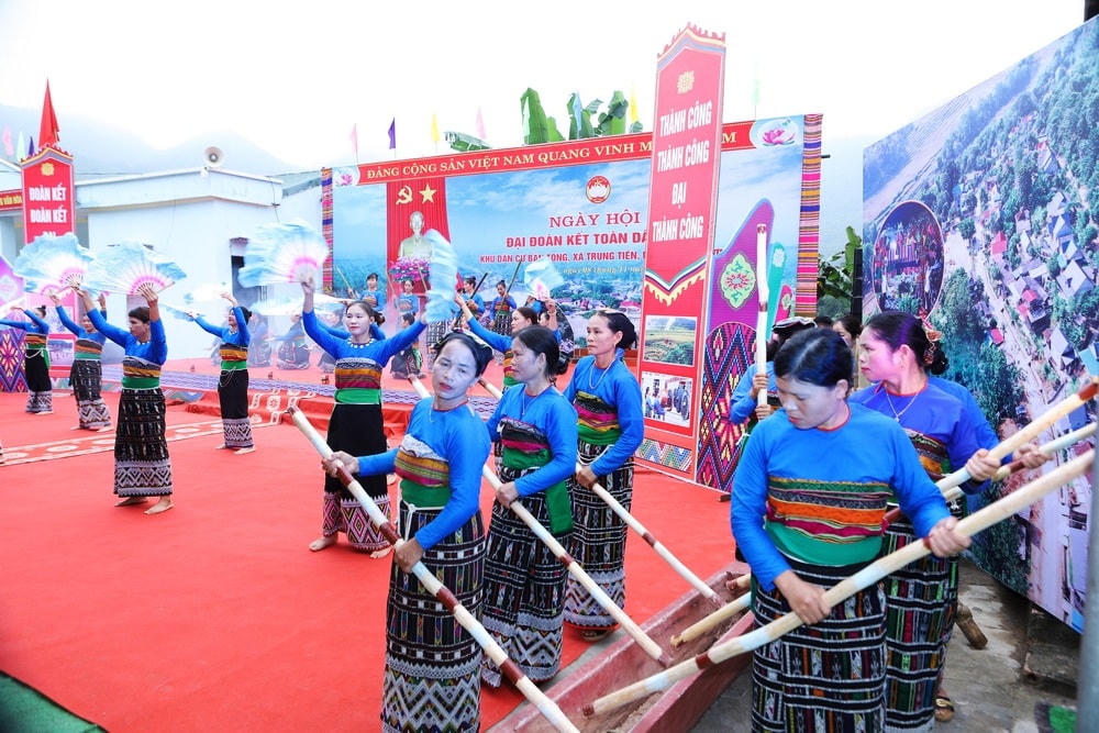 Tiết mục văn nghệ quần chúng tại Ngày hội được bà con nhân dân bản Tong chuẩn bị công phu và hấp dẫn.