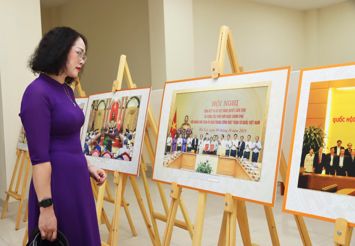 Học viên tham quan gian trưng bày chuyên đề tại Trung tâm Bồi dưỡng cán bộ và Nghiên cứu khoa học MTTQ Việt Nam.