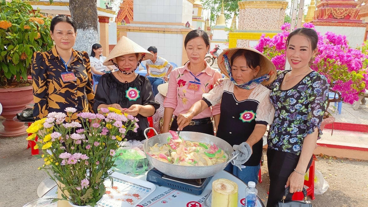 Thi làm bánh Gừng, một loại bánh truyền thống không thể thiếu trong ngày Tết cổ truyền của người dân tộc Khmer.