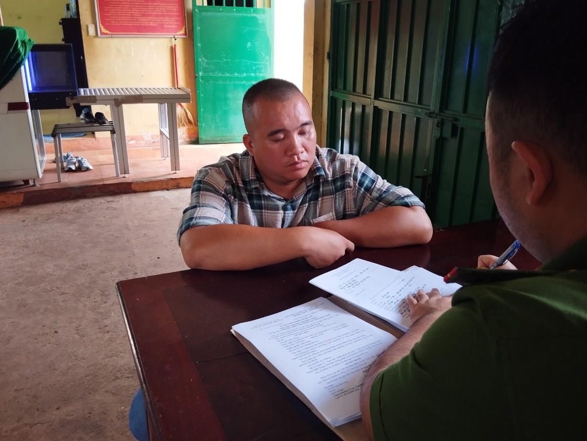 Cơ quan Công an thực hiện lệnh bắt tạm giam đối với Lê Duy Hòa.