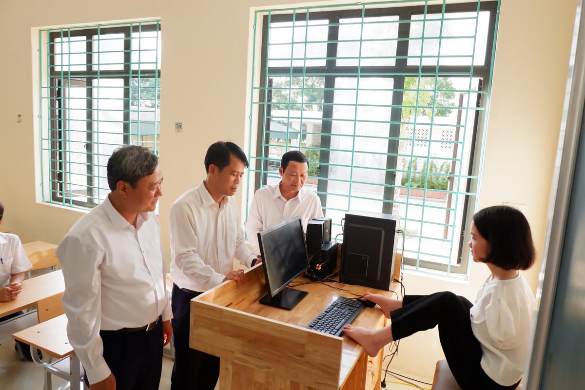 Lãnh đạo tỉnh Thanh Hóa 'mục sở thị' khả năng dùng chân sử dụng máy tính của cô giáo Lê Thị Thắm.