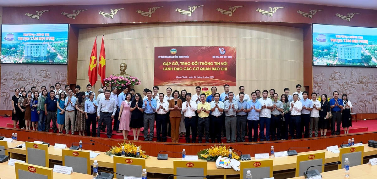 Đoàn công tác Hội Nhà báo Việt Nam chụp hình lưu niệm cùng lãnh đạo tỉnh Bình Phước. Ảnh: Mạnh Thìn. 