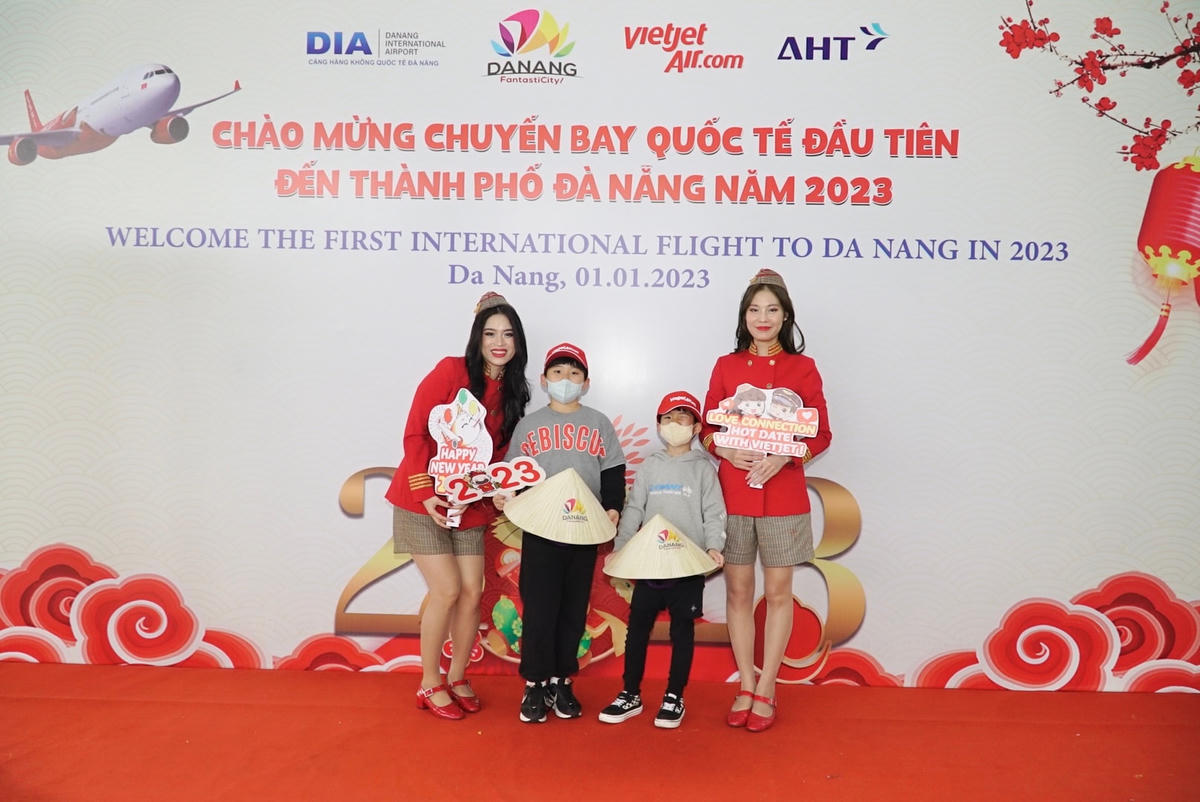 Các chuyến bay Vietjet đưa du khách đến với khắp các đầu sân bay, tưng bừng đón chào năm mới 2023