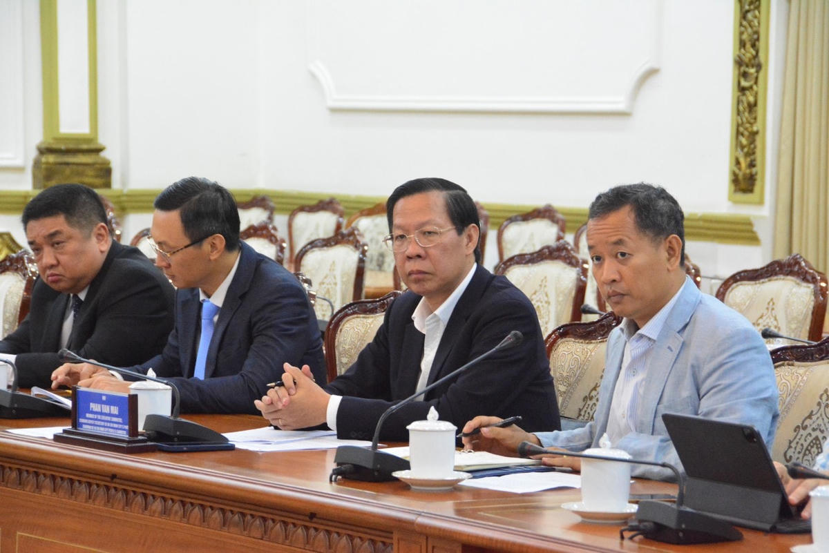 Ủy viên Trung ương Đảng, Chủ tịch UBND TP. Hồ Chí Minh Phan Văn Mãi phát biểu tại buổi làm việc