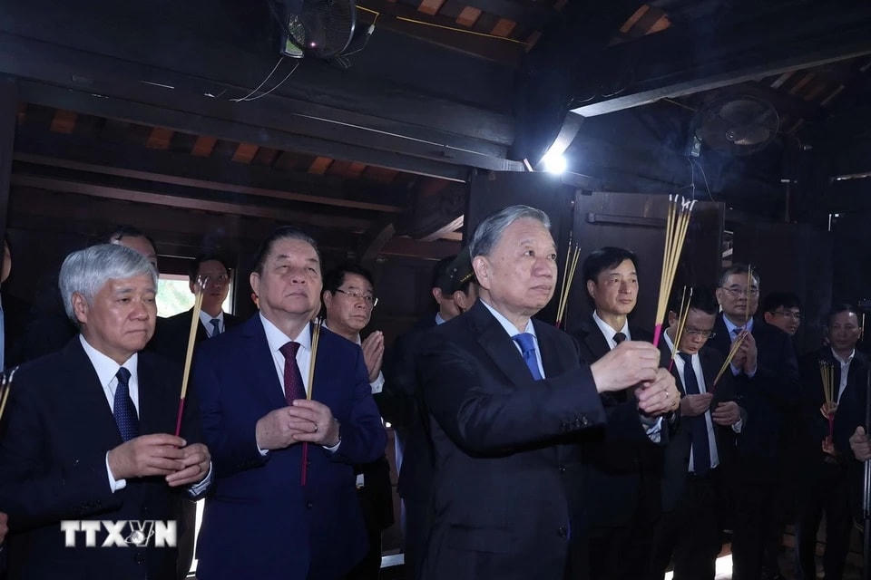 Tổng Bí thư Tô Lâm dâng hương tưởng niệm Tổng Bí thư Trường Chinh. (Ảnh: Thống Nhất/TTXVN)