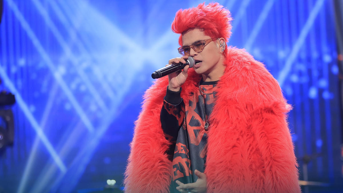 Rhyder vừa rap, hát và tự đánh trống cho tiết mục của mình.