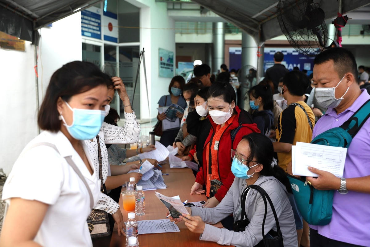 Tìm cơ hội việc làm tại Khu Công nghệ cao TP Hồ Chí Minh. Ảnh: Hồng Phúc.