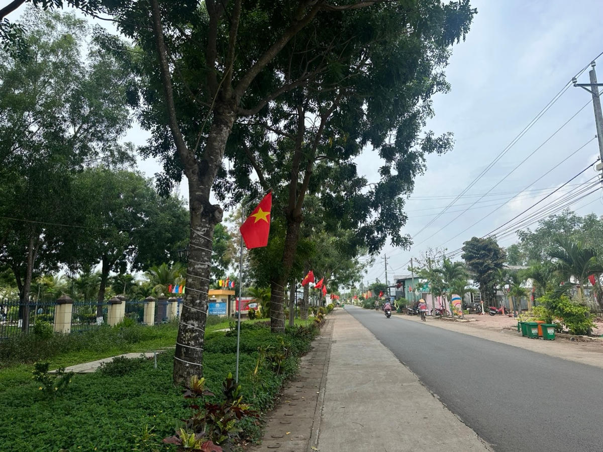 Cảnh quan, đường sá tại Lang Minh được chỉnh trang xanh, sạch, đẹp. Ảnh: Mạnh Thìn.