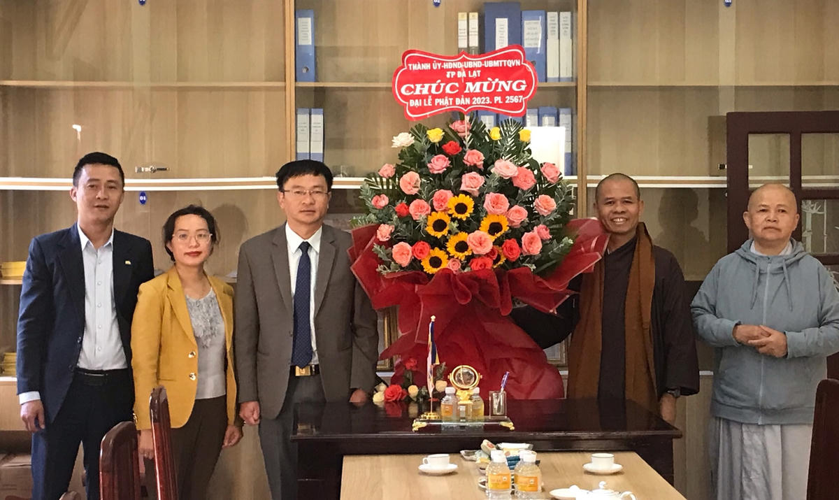 Ông Đặng Quang Tú- Phó Bí thư Thành ủy, Chủ tịch UBND TP Đà Lạt tặng hoa chúc mừng ban lãnh đạo, Ban Trị sự Giáo hội Phật giáo Việt Nam TP Đà Lạt .