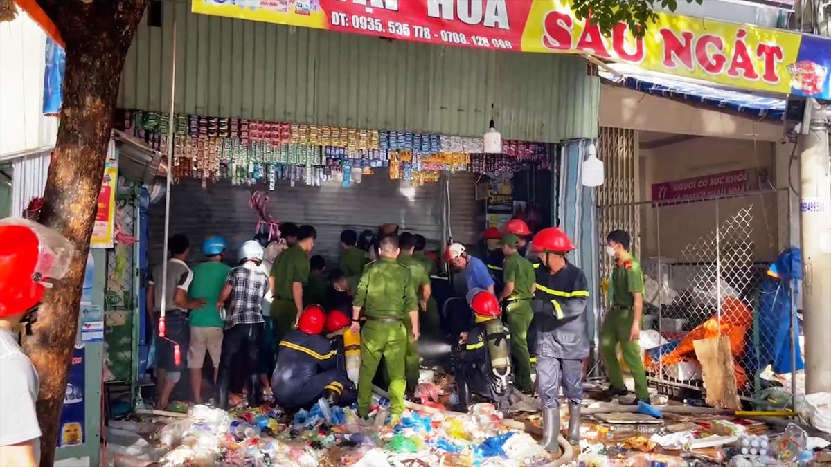 Cửa hàng tạp hóa Sáu Ngát bốc cháy lớn.