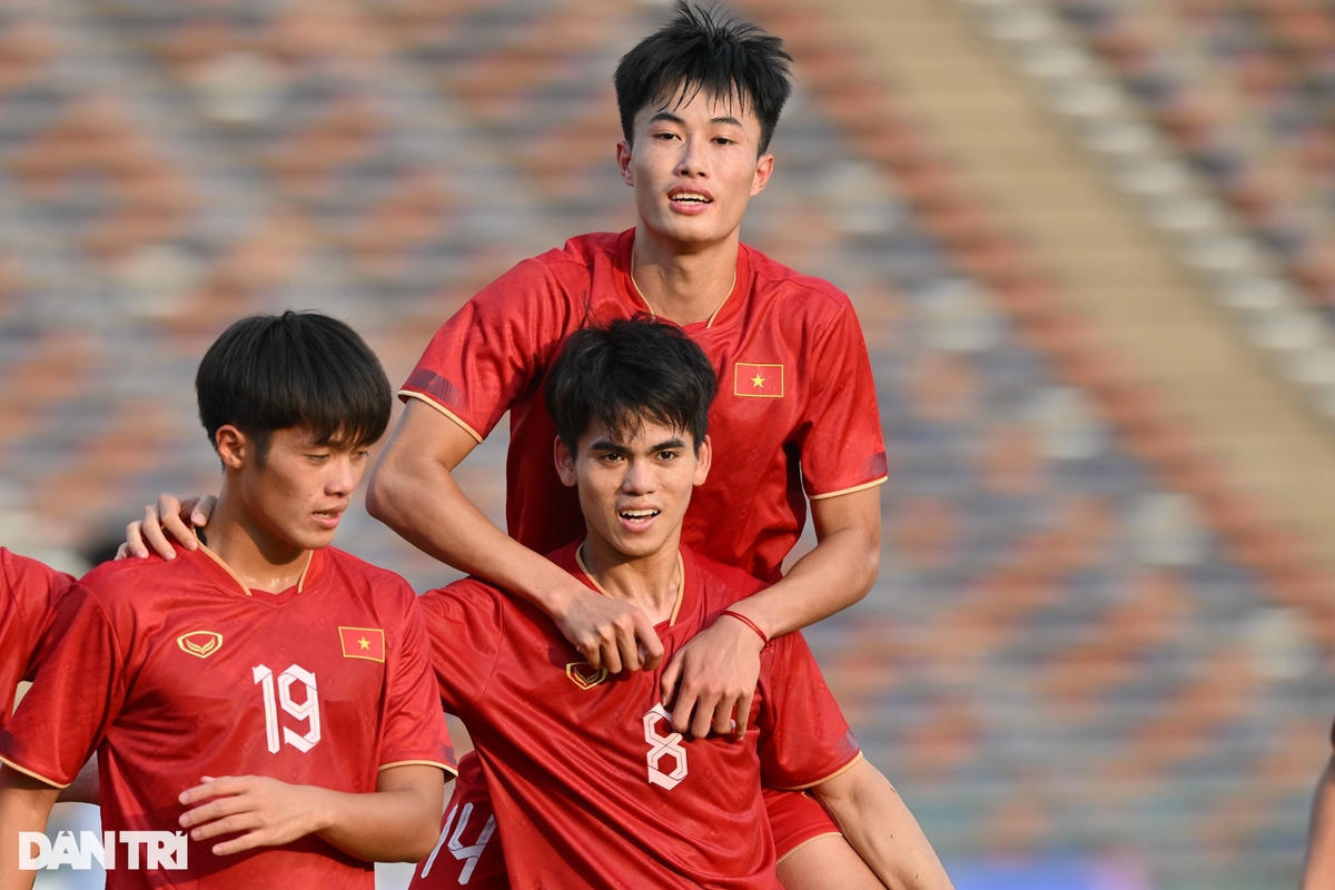 Văn Khang nâng tỷ số lên 3-0 (Ảnh: Mạnh QuânDân Trí).