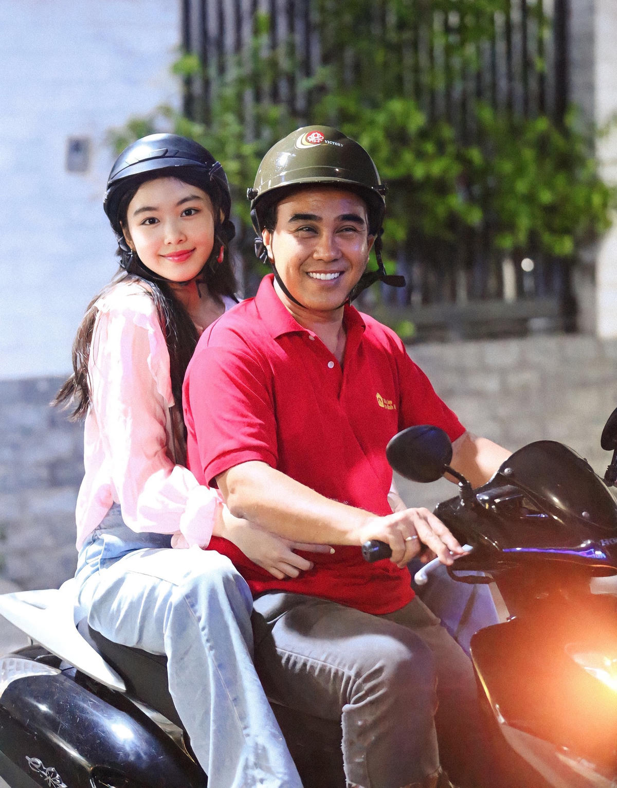 Hình ảnh nghệ sĩ Quyền Linh đi làm cùng con gái lớn "Lọ Lem".