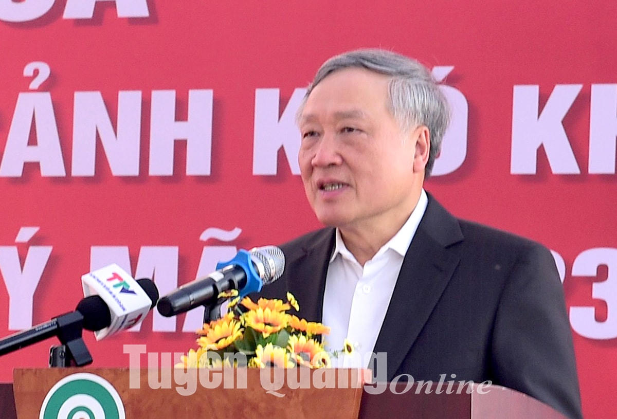 Ông Nguyễn Hoà Bình, Uỷ viên Bộ Chính trị, Bí thư Trung ương Đảng, Chánh án Toà án nhân dân tối cao phát biểu tại buổi trao quà.