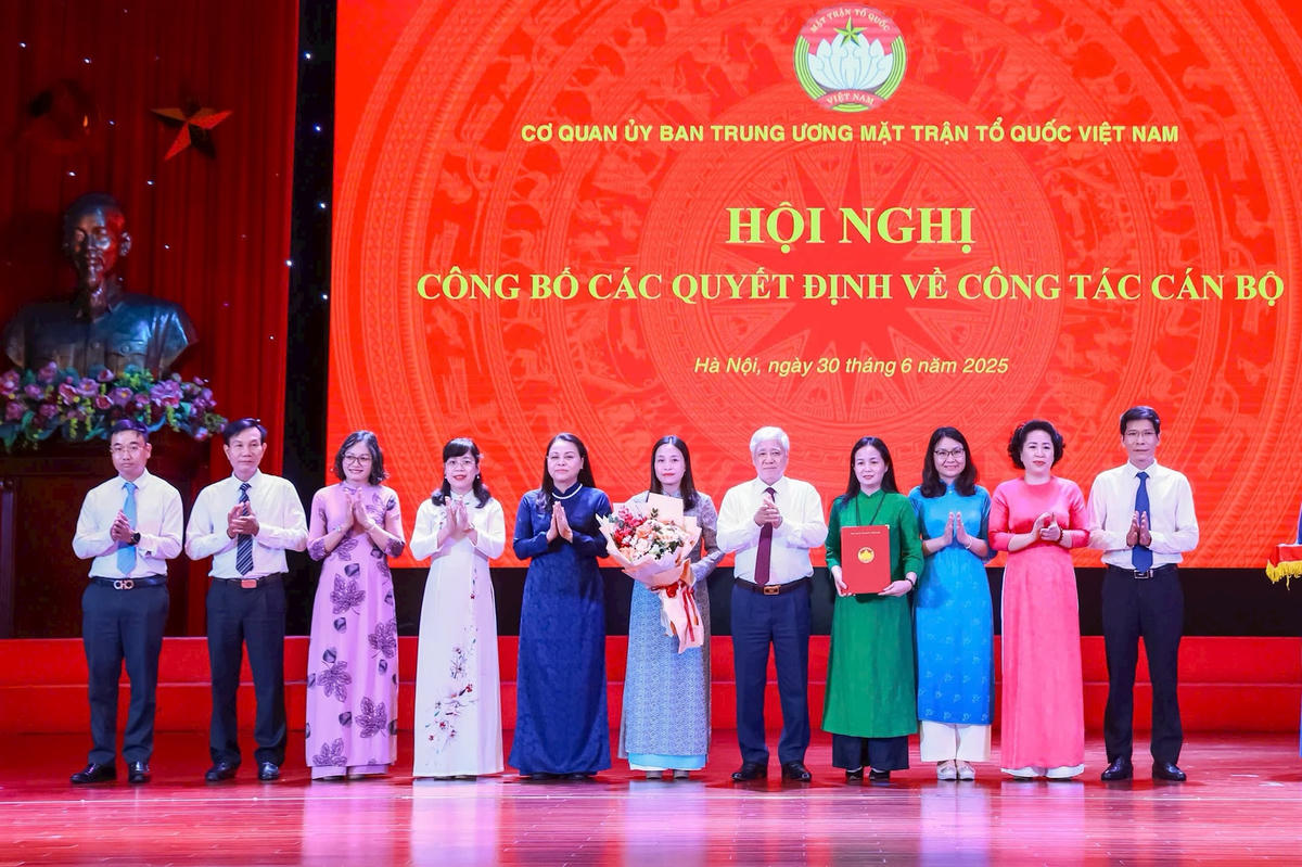 Chủ tịch Đỗ Văn Chiến và Phó Chủ tịch - Tổng Thư ký Nguyễn Thị Thu Hà trao quyết định cho các ban đơn vị. Ảnh: Quang Vinh