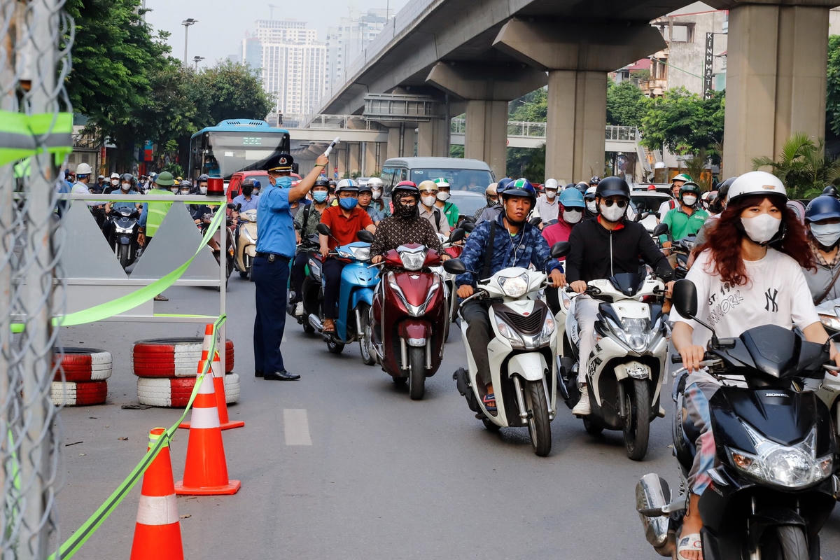 Lực lượng chức năng căng mình phân luồng.