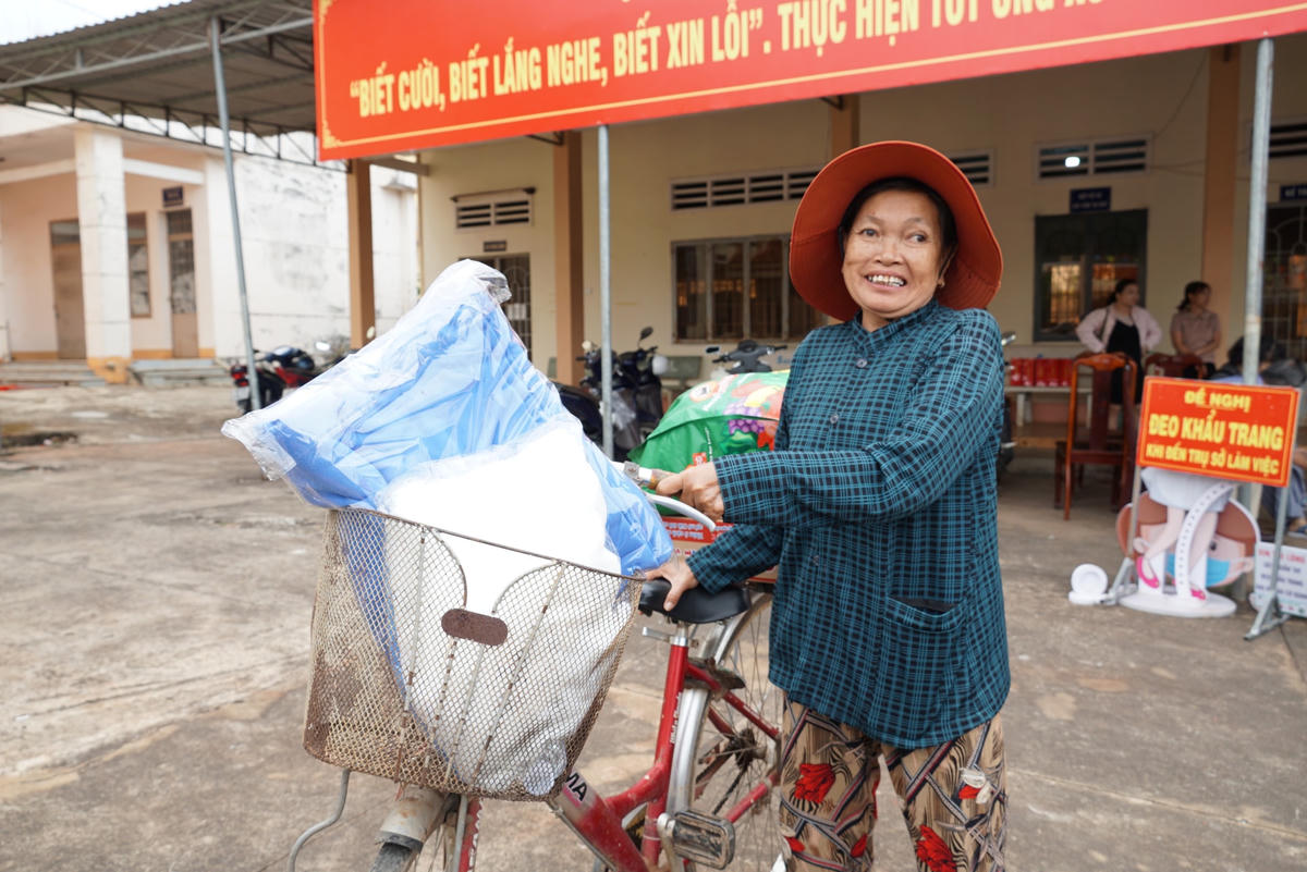Niềm vui của bà con khi nhận quà Tết. Ảnh: Mạnh Thìn.
