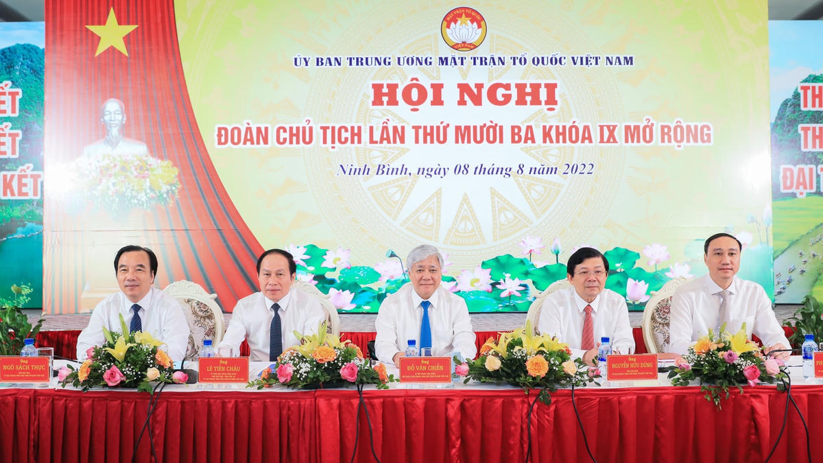 Bí thư Trung ương Đảng, Chủ tịch UBTƯ MTTQ Việt Nam Đỗ Văn Chiến, Phó Chủ tịch - Tổng Thư ký Lê Tiến Châu và các Phó Chủ tịch Ngô Sách Thực, Nguyễn Hữu Dũng, Phùng Khánh Tài chủ trì Hội nghị. Ảnh: Quang Vinh.